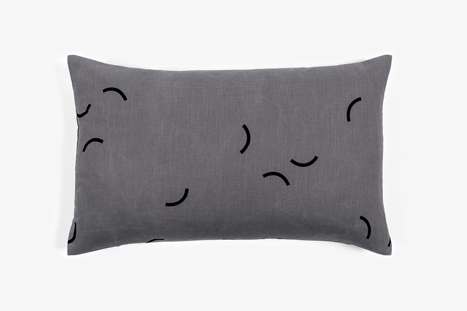 GRAY_Cushion_65x45_GrayLinen_BlackSmiles